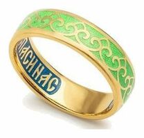Серебряное кольцо с молитвой к Богородице с зелёной эмалью